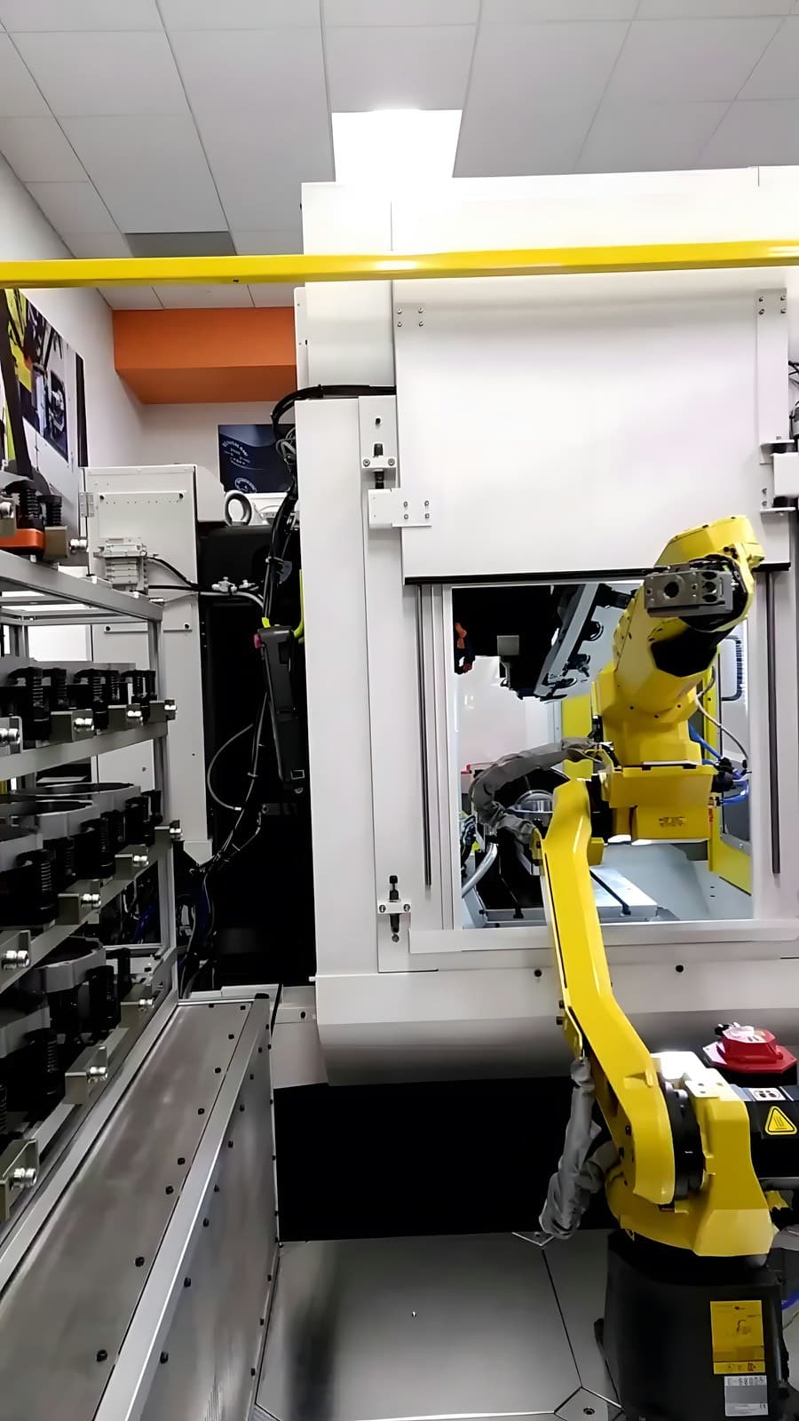 Linha industrial automatizada com braços robóticos em ambiente fabril.